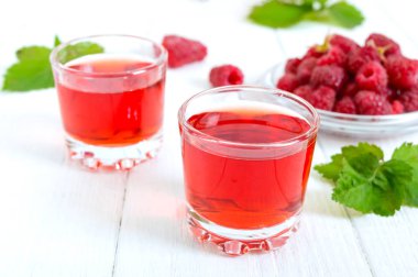 Beyaz bir arka plan üzerinde cam ve taze çilek ahududu likörü. Alkollü aromalı içecek.