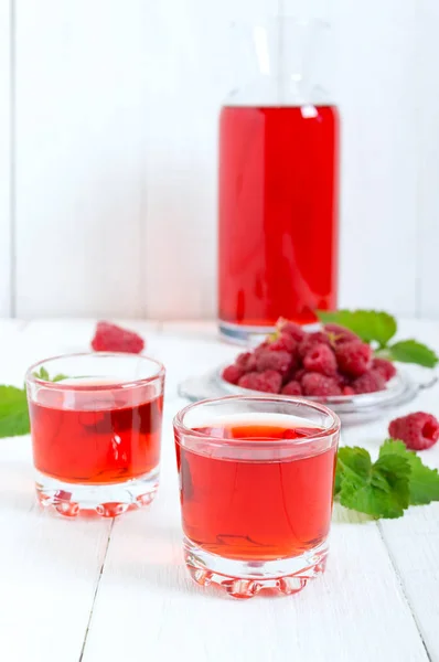 Himbeerlikör Glas Und Frische Beeren Auf Weißem Hintergrund Alkoholisch Aromatisiertes — Stockfoto