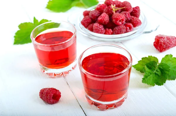 Himbeerlikör Glas Und Frische Beeren Auf Weißem Hintergrund Alkoholisch Aromatisiertes — Stockfoto