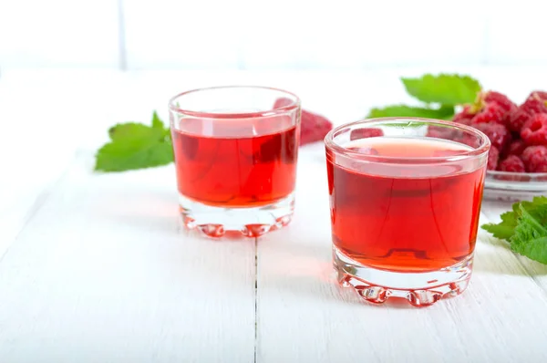 Himbeerlikör Glas Und Frische Beeren Auf Weißem Hintergrund Alkoholisch Aromatisiertes — Stockfoto