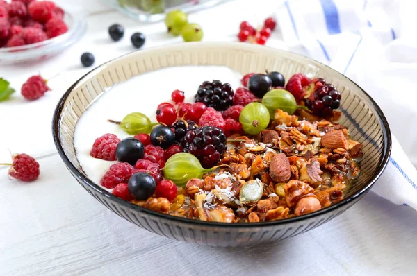 Yogur Granola Bayas Frescas Tazón Sobre Fondo Madera Blanca Delicioso — Foto de Stock