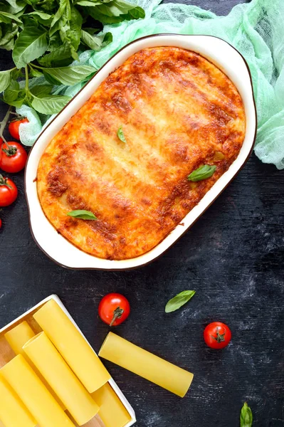 Fyllda Cannelloni Med Bechamelsås Cannelloni Pasta Bakad Med Kött Gräddsås — Gratis stockfoto