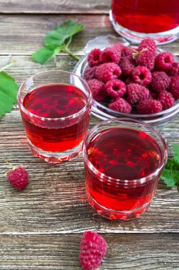 Cam ahududu likörü, rustik ahşap arka planda taze doğal olgun organik çilek ve yeşil yaprakları. Alkollü aromalı içecek.