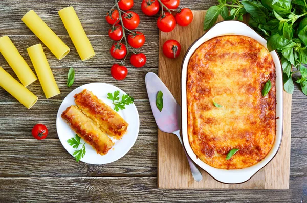 Töltött Cannelloni Besamel Mártással Cannelloni Tészta Sült Hússal Tejszínes Mártással — Stock Fotó