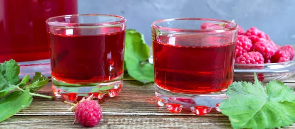 Himbeerlikör Glas Frische Natürliche Reife Bio Beeren Und Grüne Blätter — Stockfoto