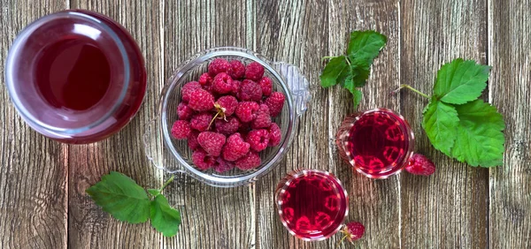 Himbeerlikör Glas Frische Natürliche Reife Bio Beeren Und Grüne Blätter — Stockfoto