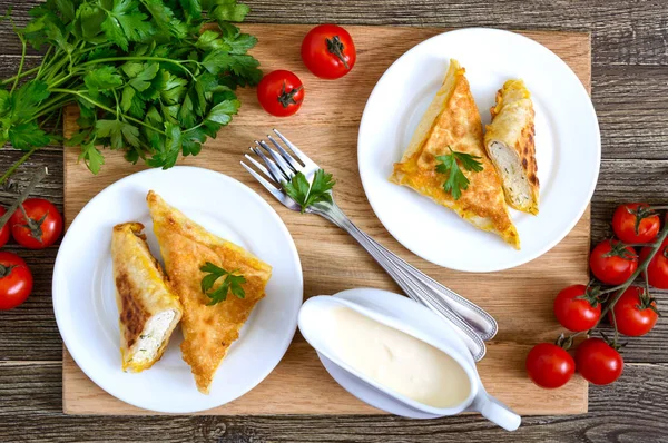 Smakelijke Gefrituurde Puff Pasteitjes Van Dun Armeens Lavash Een Houten — Stockfoto