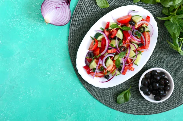 Tasty Vitamin Vegan Salad Tomato Cucumber Red Onion Black Olives — Stock Photo, Image