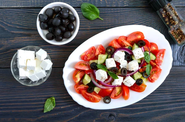 Smakelijke Vitamine Salade Met Verse Groenten Feta Zwarte Olijven Basilicumsaus — Stockfoto