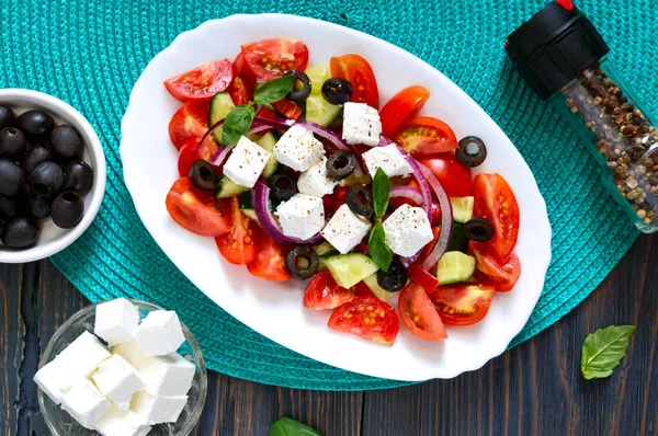 Smakelijke Vitamine Salade Met Verse Groenten Feta Zwarte Olijven Basilicumsaus — Stockfoto