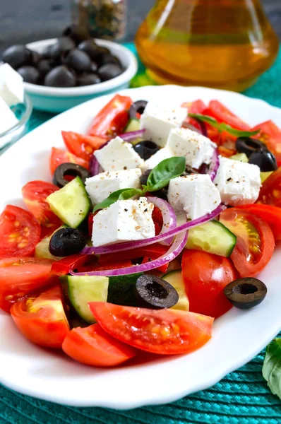 Smakelijke Vitamine Salade Met Verse Groenten Feta Zwarte Olijven Basilicumsaus — Stockfoto