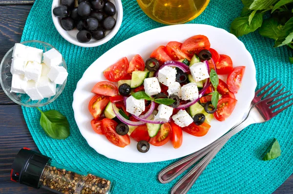 Leckerer Vitaminsalat Mit Frischem Gemüse Feta Schwarzen Oliven Basilikumsoße Auf — Stockfoto