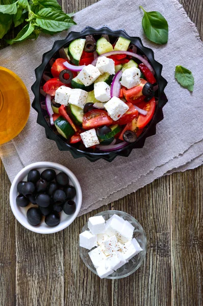Smakelijke Vitamine Salade Met Verse Groenten Geitenkaas Zwarte Olijven Basilicumsaus — Stockfoto