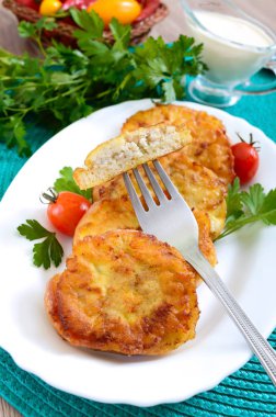 Beyaz bir tabakta kıyma tavuk ile lezzetli kızarmış sıcak sandviç. Çatal üzerinde bir parça.