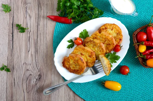 Вкусные Горячие Сэндвичи Курицей Белой Тарелке Кусок Вилке Вид Сверху — стоковое фото