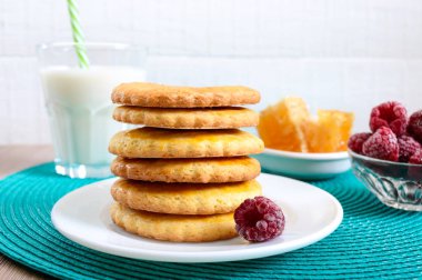 Süt ve bal ile Shortbread süt çerezleri. Tabakta bir tanımlama bilgisi yığını.