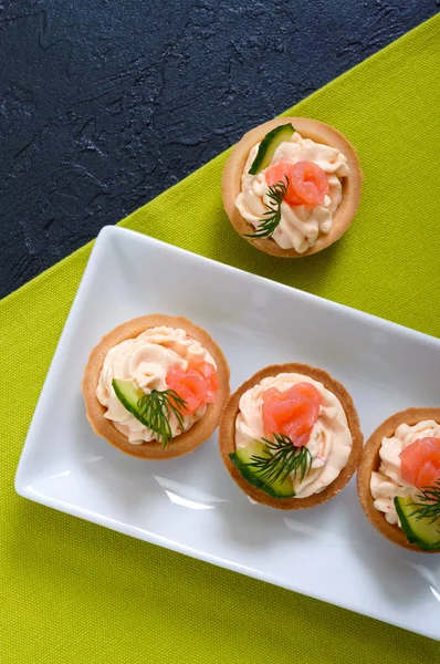 Tartlets Com Queijo Creme Salmão Salgado Prato Branco Lanche Leve — Fotografia de Stock