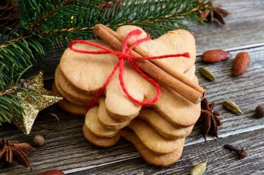 Ahşap arka plan üzerinde Noel ev yapımı zencefilli kurabiye ve baharatlar. Noel havası. Mutlu yıllar ve Noel. Tatil Kartpostalı