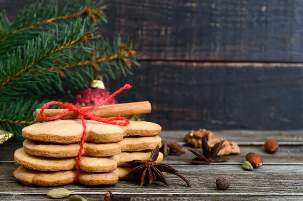 Ahşap arka plan üzerinde Noel ev yapımı zencefilli kurabiye ve baharatlar. Noel havası. Mutlu yıllar ve Noel. Tatil Kartpostalı