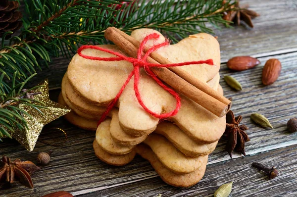 Ahşap arka plan üzerinde Noel ev yapımı zencefilli kurabiye ve baharatlar. Noel havası. Mutlu yıllar ve Noel. Tatil Kartpostalı