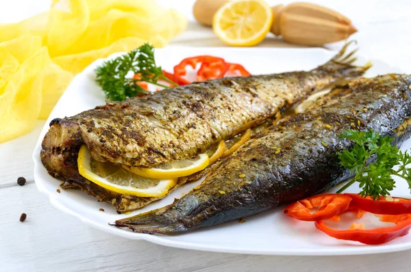 Arenque Horno Con Limón Especias Plato Sobre Una Mesa Madera — Foto de Stock