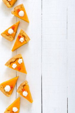 Beyaz ahşap arka planda geleneksel balkabağı turtası parçaları. Şükran Günü teması. Sağlıklı yemek, gurmeler için tatlı. Geleneksel sonbahar atıştırması. Boşluğu kopyala.