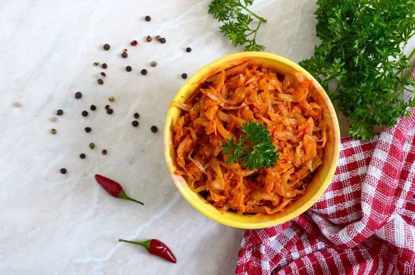 토마토 소스에서 양배추를 만들어 식탁에 놓았습니다 렌더링 칼로리 요리를 위에서 — 스톡 사진