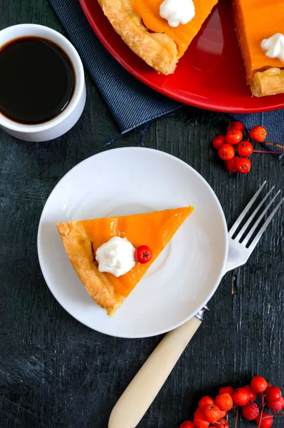 Pedaço Torta Abóbora Caseira Tradicional Uma Xícara Café Fundo Preto — Fotos gratuitas