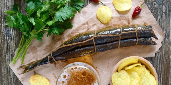 Biersnacks Gerookte Vis Chips Een Glas Pils Een Houten Tafel — Stockfoto