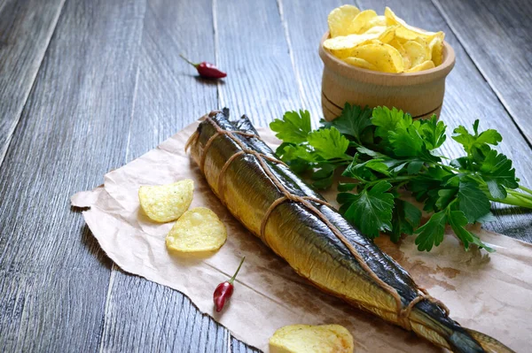 Tilltugg Rökt Fisk Chips Ett Glas Ett Träbord — Stockfoto