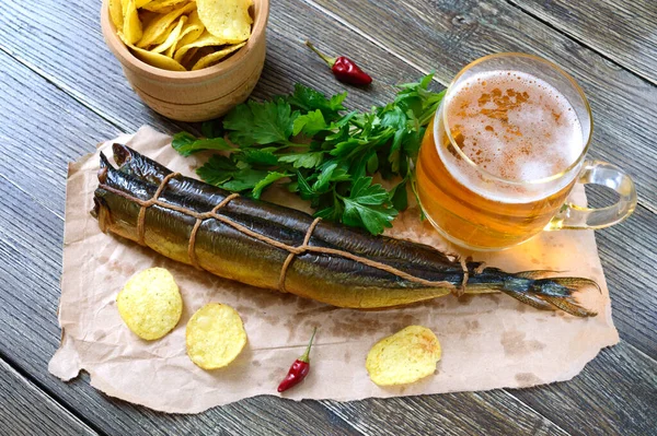 Biersnacks Gerookte Vis Chips Een Glas Pils Een Houten Tafel — Stockfoto