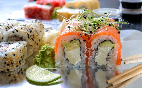 Sushi Restaurang Meny Uppsättning Sushirullar Sås Wasabi Och Hand Med — Stockfoto