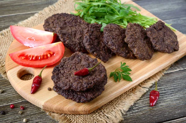 Smakfulle Hjemmelagde Leverkoteletter Stablet Trebrett – stockfoto