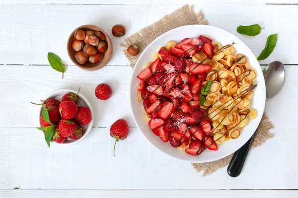 Pfannkuchen Müsli Einer Schüssel Mit Frischen Erdbeeren Und Nüssen Auf — Stockfoto