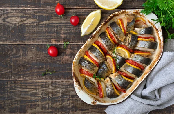 Gebakken Vis Met Groenten Stukken Haring Uien Tomaat Citroen Aromatische — Stockfoto