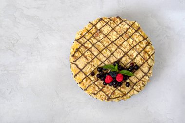 Klasik Napolyon pastası manzarası. Lezzetli katmanlı tatlı, puf böreği ve taze böğürtlenlerle süslenmiş muhallebi. Geleneksel Rus ziyafeti, boşluğu kopyala