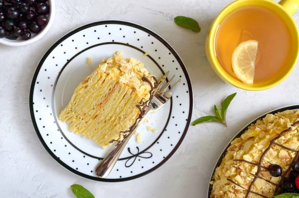 ナポレオンの定番ケーキ パイ生地とカスタードとおいしいお祝いの層状デザートの作品 伝統的なロシアの治療 — ストック写真