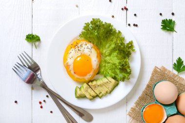 Sarı dolma biberli sahanda yumurta. Sağlıklı kahvaltı. Düzgün beslenme. Üst görünüm