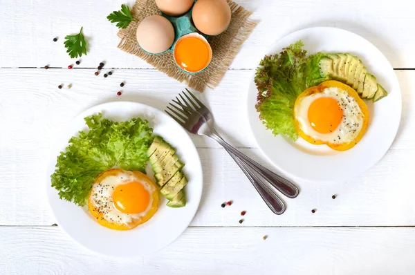 在黄椒环中煎鸡蛋 健康早餐食品 适当的营养 — 图库照片