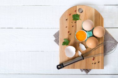 Yumurta kutusunda taze çiğ tavuk yumurtası. Kırık yumurta sarısı. Yüksek proteinler için organik gıda. Üst manzara, düz yatış. Boşluğu kopyala