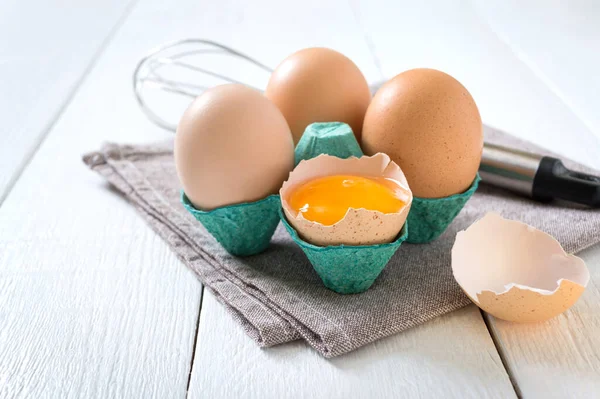 Свіжі Сирі Курячі Яйця Картонній Коробці Зламане Яйце Жовток Органічна — стокове фото
