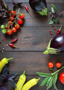 Taze sebzeler, koyu ahşap arka planda otlar, bir yazı için kopya alanı. Gıda arkaplanı.