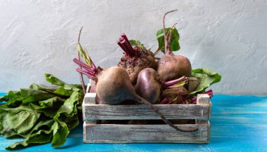 Masadaki tahta kutuda taze pancarlar. Vitamin zengini sebzeler.