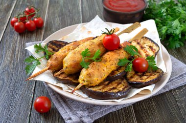 Pita ekmeğinde ızgara patlıcanlı Lula kebabı. Sebzeli şişte diyet tavuk kebabı..