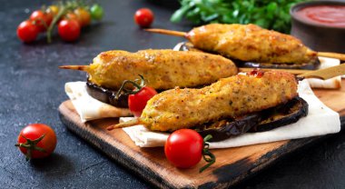 Pita ekmeğinde ızgara patlıcanlı Lula kebabı. Sebzeli tavuk kebabı..