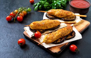 Pita ekmeğinde ızgara patlıcanlı Lula kebabı. Sebzeli tavuk kebabı..