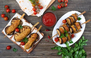 Şiş üzerinde patlıcan olan grimsi köfteler. Sebzeli ve lavaşlı tavuk kebabı. Diyet et yemeği..