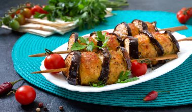 Şiş üzerinde patlıcan olan grimsi köfteler. Sebzeli tavuk kebabı. Diyet et yemeği..