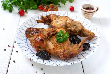 Kuru erikli fırında tavşan. Diyet menüsü. Uygun beslenme.