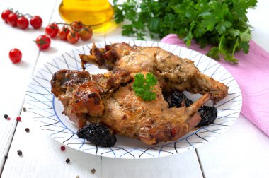 Kuru erikli fırında tavşan. Diyet menüsü. Uygun beslenme.